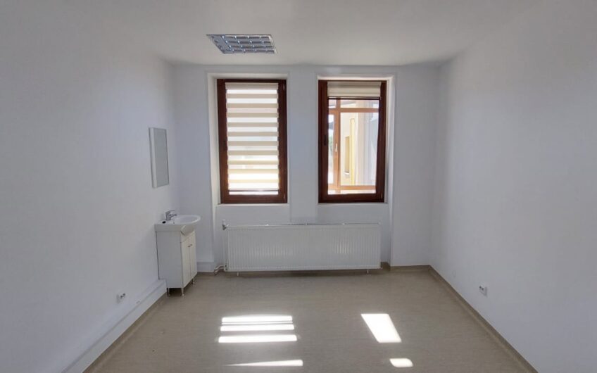 Caransebes – Sp. Birouri cu 7 camere – S:180mp