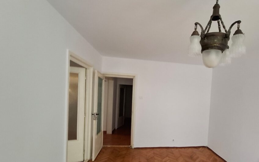 OCAZIE !!!  Lipovei – Apartament  3  Camere – Decomandat – Parter Inalt – Garaj – 2 Boxe