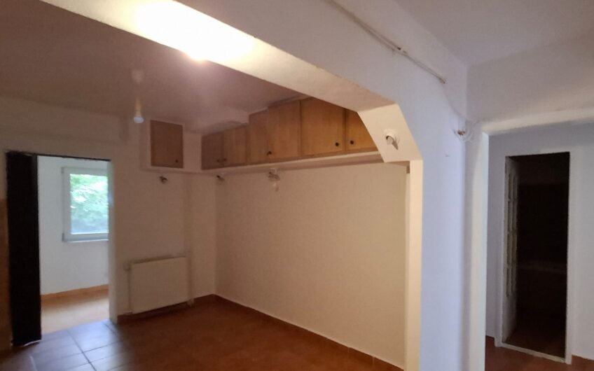 OCAZIE !!!  Lipovei – Apartament  3  Camere – Decomandat – Parter Inalt – Garaj – 2 Boxe