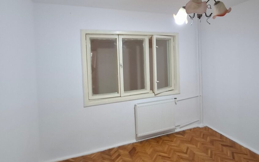 OCAZIE !!!  Lipovei – Apartament  3  Camere – Decomandat – Parter Inalt – Garaj – 2 Boxe