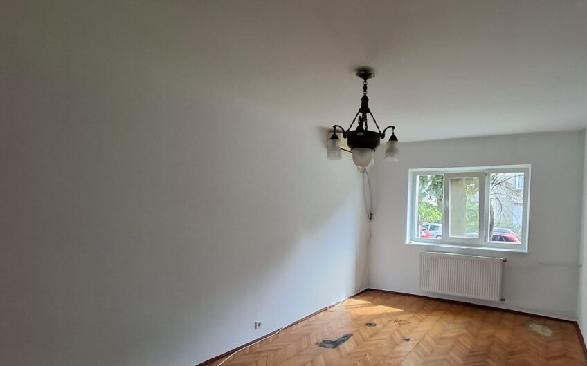 OCAZIE !!!  Lipovei – Apartament  3  Camere – Decomandat – Parter Inalt – Garaj – 2 Boxe