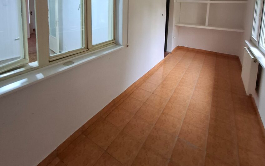 OCAZIE !!!  Lipovei – Apartament  3  Camere – Decomandat – Parter Inalt – Garaj – 2 Boxe