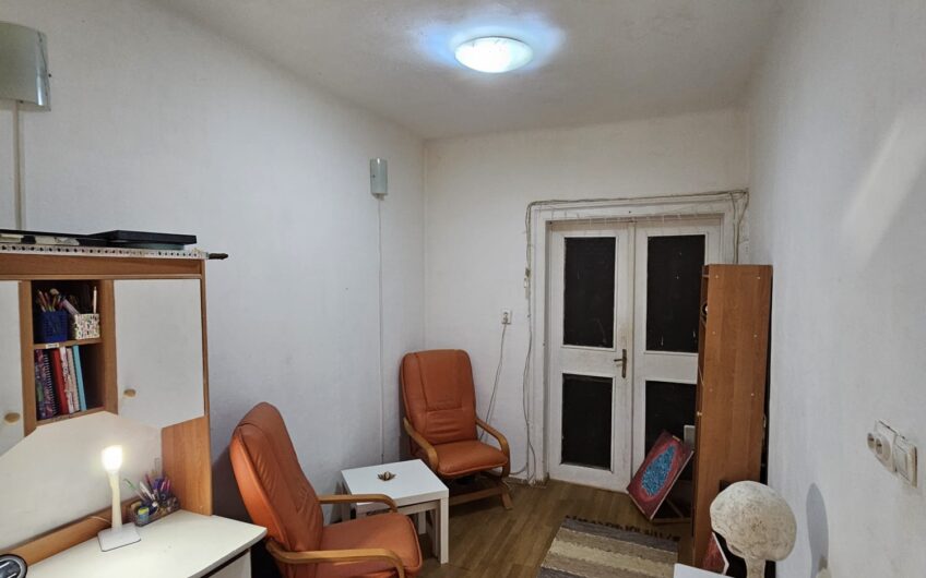 Elisabetin – Casa  4  Camere – Curte comuna